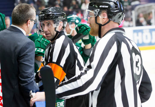 Färjestads tränare Tommy Samuelsson pratar med Domare