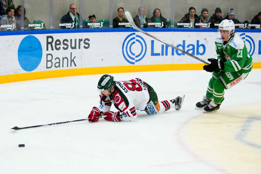 Rögles Alexander Lunsjö jagar Frölundas Ryan Lasch som