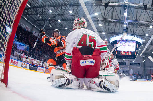 Karlskronas John Henrion har gjort 1-0 till Karlskrona och