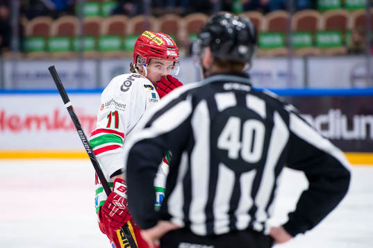 Modos Victor Olofsson tittar på domare Anders nyqvistunder