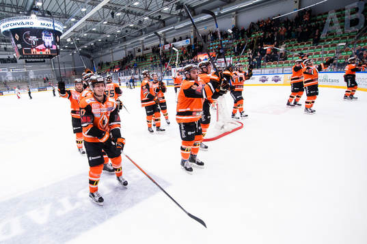 Karlskronas lag jublar mot publiken