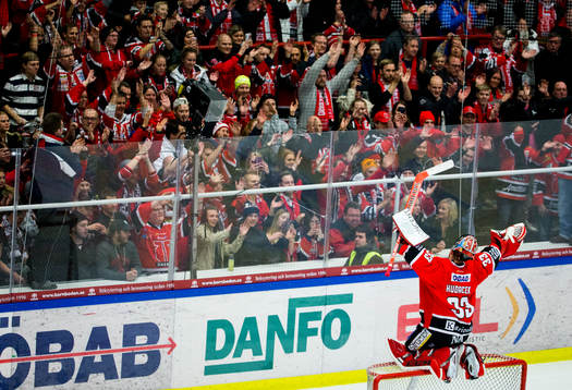 Örebros målvakt Julius Hudacek jublar med fansen
