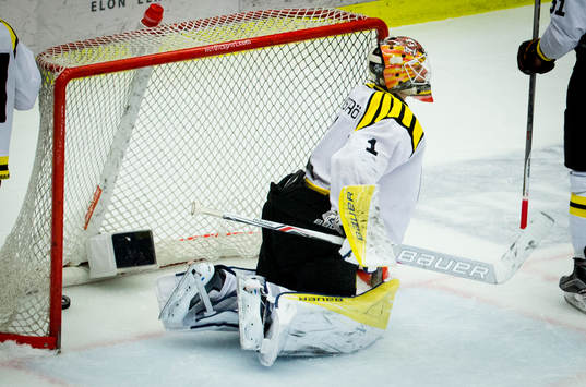 Brynäs målvakt Felix Sandström deppar