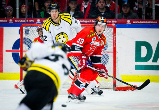 Brynäs Jonathan Pudas skjuter mot Örebros målvakt Julius