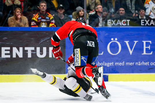 Örebros Marko Anttila tacklar en Brynässpelare