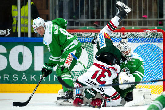 Frölundas Elias Fälth trillar över Rögles Ivan Baranka