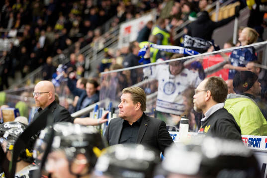 Västerås tränare Andreas Appelgren deppar i båset