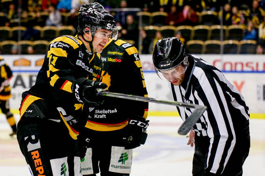 Skellefteås Jimmie Ericsson är arg på Linjedomare Emil