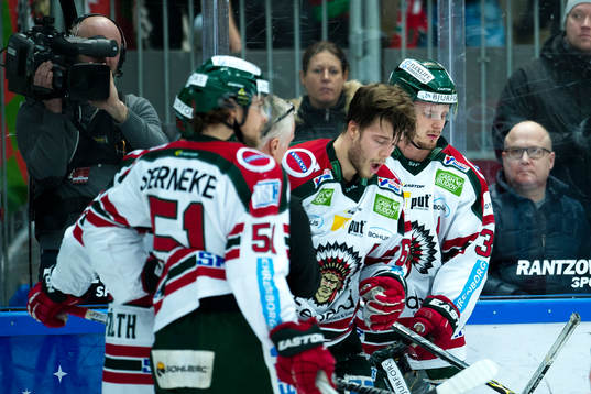 Frölundas Oscar Fantenberg stjälps att komma upp på
