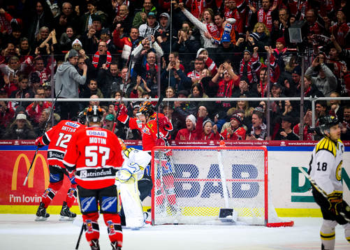 Örebros Kalle Olsson gör 1-0 och jublar med Marko Anttila