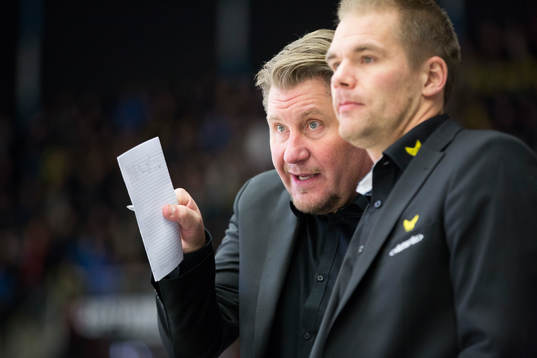 Nya tränaren i Västerås IK Andreas Appelgren i båset