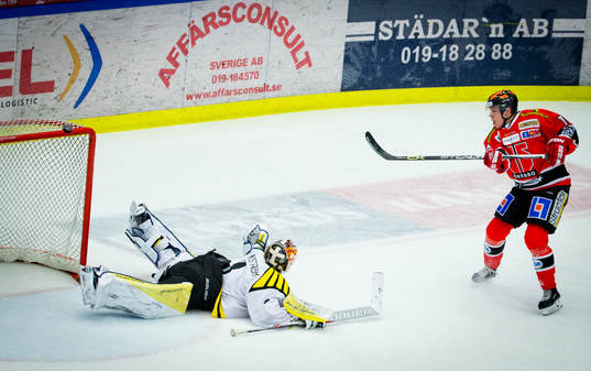 Örebros Daniel Viksten när att göra mål på straff