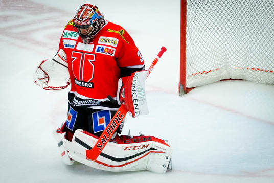 Örebros målvakt Julius Hudacek räddar ett skott