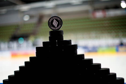 En uppställning med puckar innan matchen