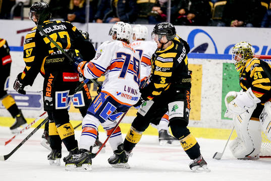 Skellefteås Niclas Burström och målvakt Markus Svensson