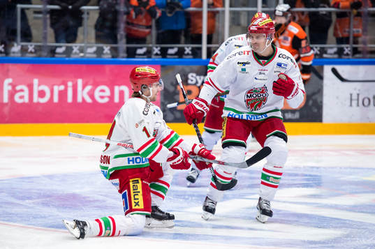 Modos Emil Pettersson har gjort 2-2 och jublar