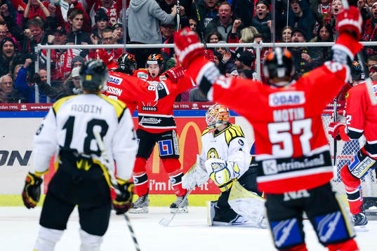 Örebros Kalle Olsson jublar