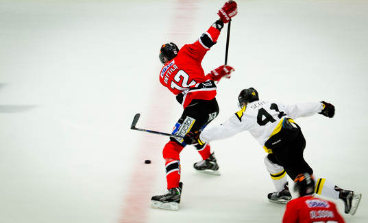 Panorering på Örebros Marko Anttila när han skjuter 3-2