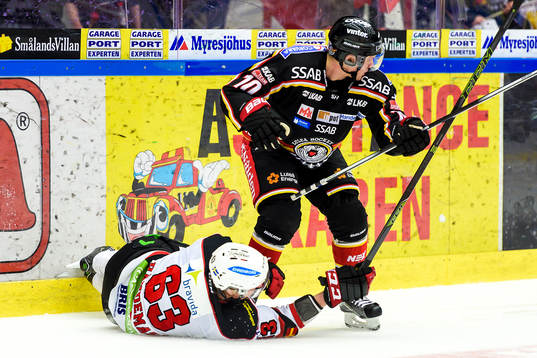 Luleås Toni Rajala tacklar ner Malmö Redhawks Erik