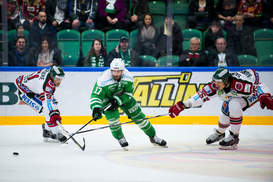 Rögles Taylor Matson mellan Frölundas Oliver Lauridsen