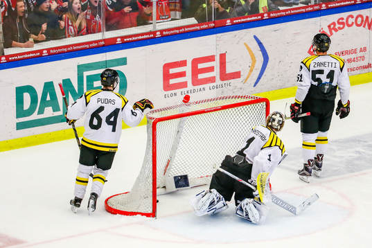 Brynäs Jonathan Pudas , målvakt Felix Sandström  och