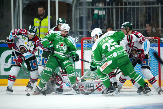 Rögles Jack Connolly framför Frölundas målvakt Lars