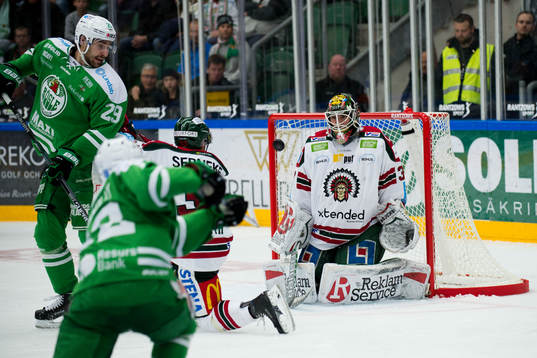 Rögles Jack Connolly skjuter mot Frölundas målvakt Johan