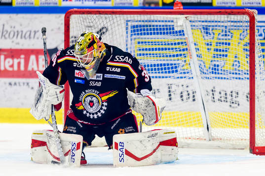Luleås målvakt Joel Lassinantti räddar ett skott