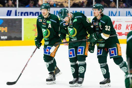 Färjestads Antti Tyrväinen lämnar isen skadad