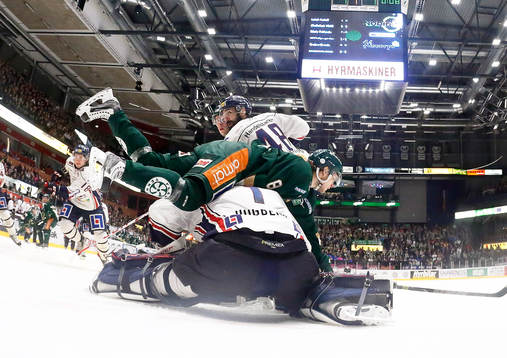 Färjestads Johan Olofsson hamnar på Linköpings målvakt