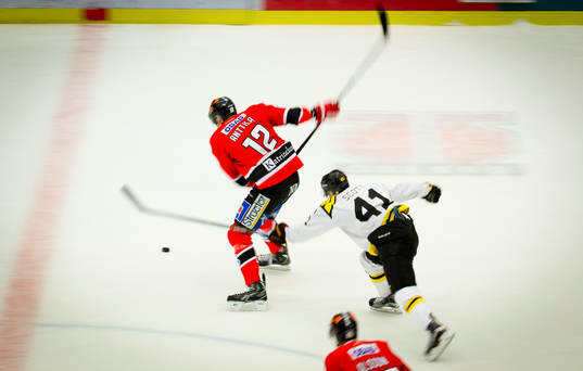 Panorering på Örebros Marko Anttila när han skjuter 3-2