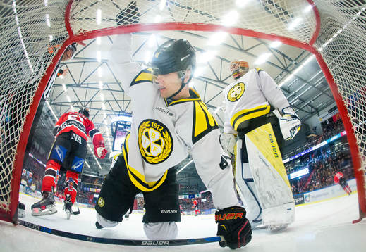 Brynäs Greg Scott deppar inuti Brynäs mål med målvakt