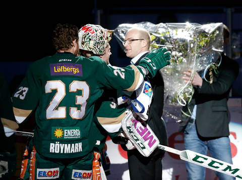 Färjestads Marius Holtet avtackas av Färjestads målvakt