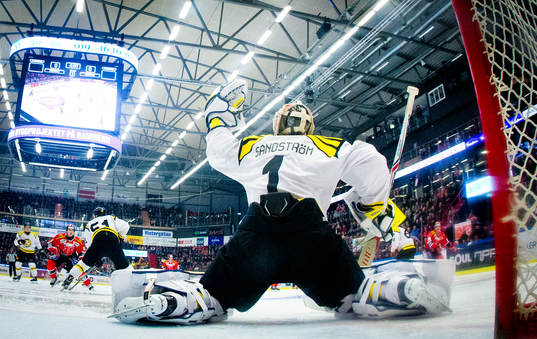 Brynäs målvakt Felix Sandström räddar ett skott
