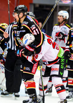 Luleås Ilari Melart håller fast Malmö Redhawks Jens
