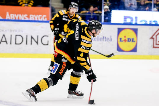 Skellefteås Tim Heed skjuter ett slagskott