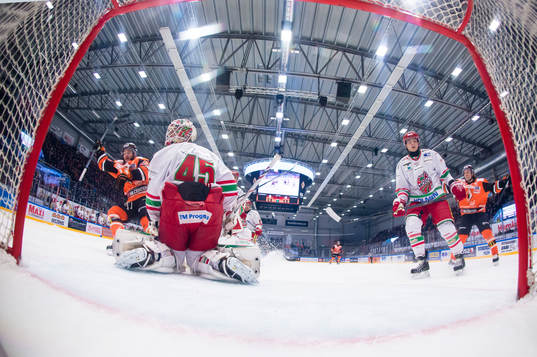 Karlskronas John Henrion har gjort 1-0 till Karlskrona och