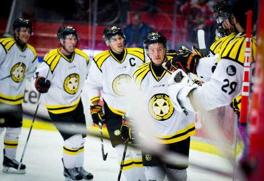 Brynäs Jonathan Pudas gör 1-1 och jublar