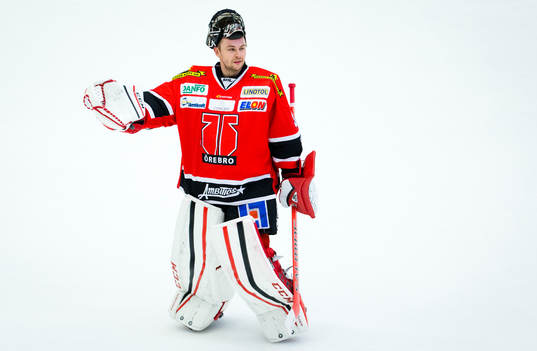 Örebros målvakt Julius Hudacek jublar med fansen