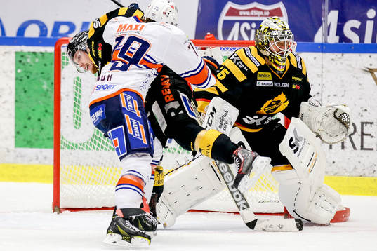 Skellefteås Niclas Burström och målvakt Markus Svensson