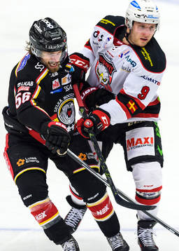 Luleås Jonathan Sigalet och Malmö Redhawks Frederik Storm