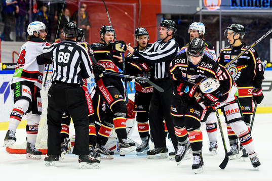 Grinigt framför Luleås målvakt Joel Lassinantti