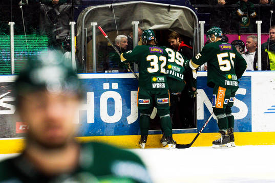 Färjestads Antti Tyrväinen lämnar planen skadad