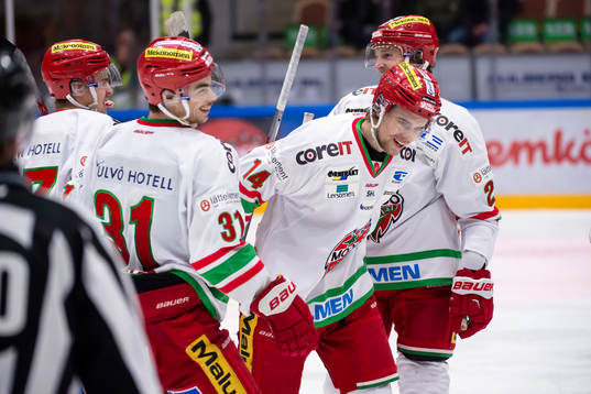 Modos Emil Pettersson har gjort 2-2 och jublar