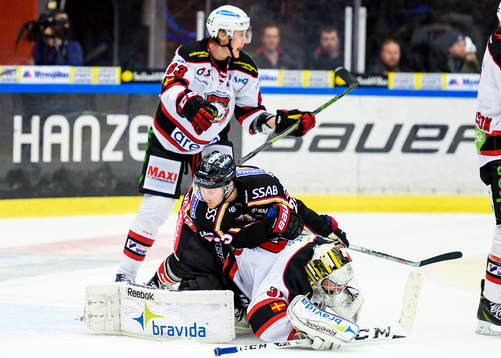 Luleås Lucas Wallmark ramlar över Malmö Redhawks