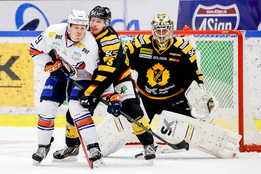 Skellefteås Niclas Burström och målvakt Markus Svensson