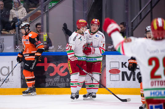 Modos Victor Olofsson har gjort 1-1 och jublar