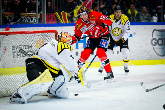 Örebros Marko Anttila och Brynäs målvakt Felix Sandström