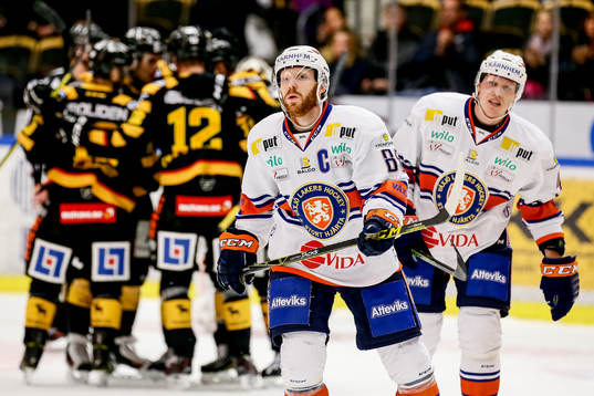 Växjös Liam Reddox och Niclas Lundgren deppar