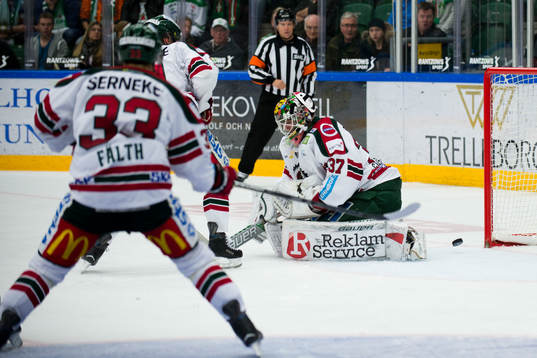 Frölundas målvakt Johan Gustafsson släpper pucken över